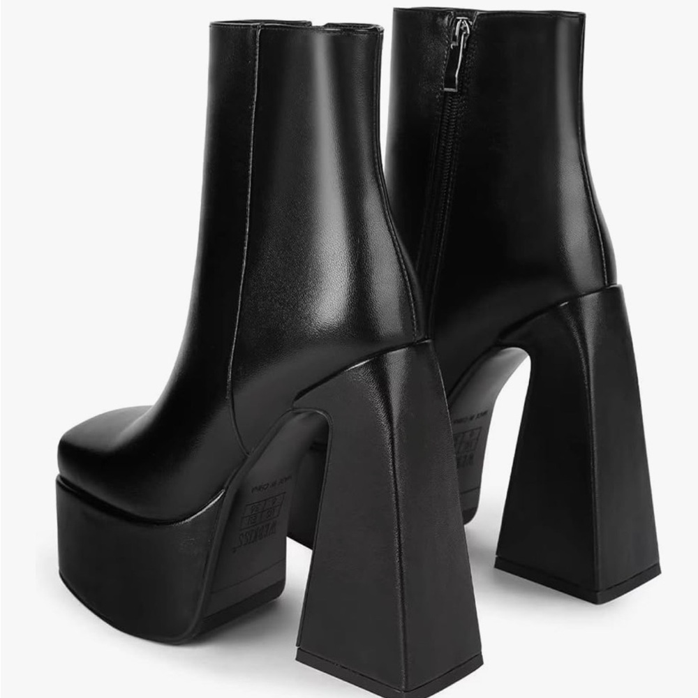 Chic Black Platform Heeled Boots